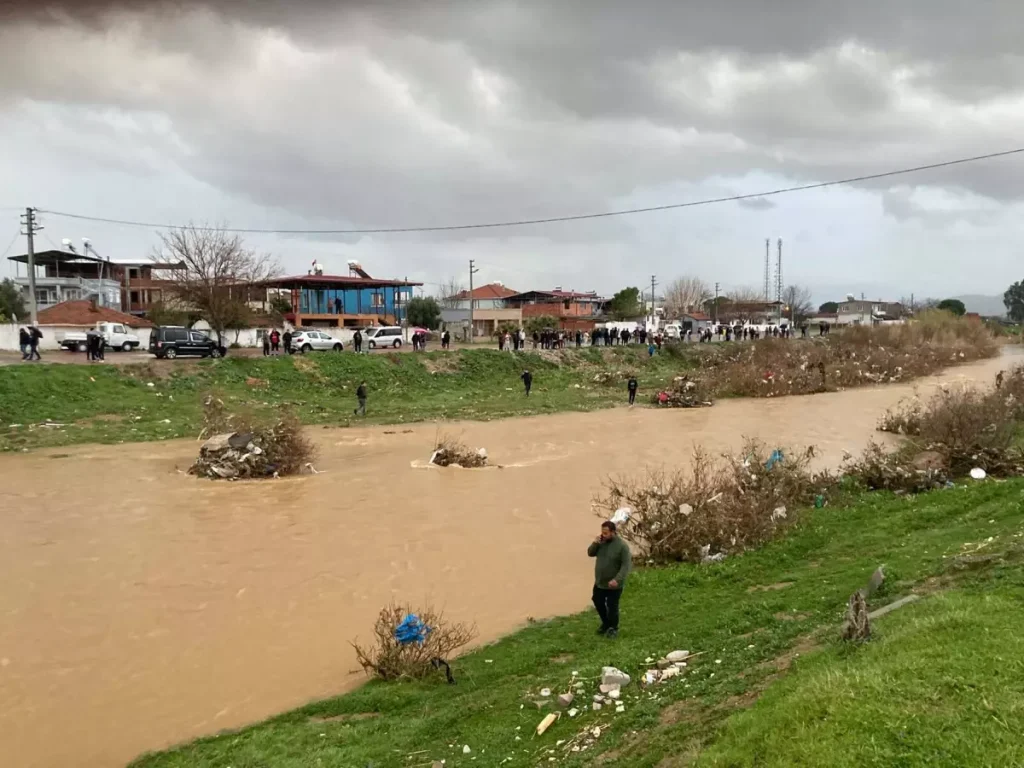 Kız Çocuğu Dereye Düştü