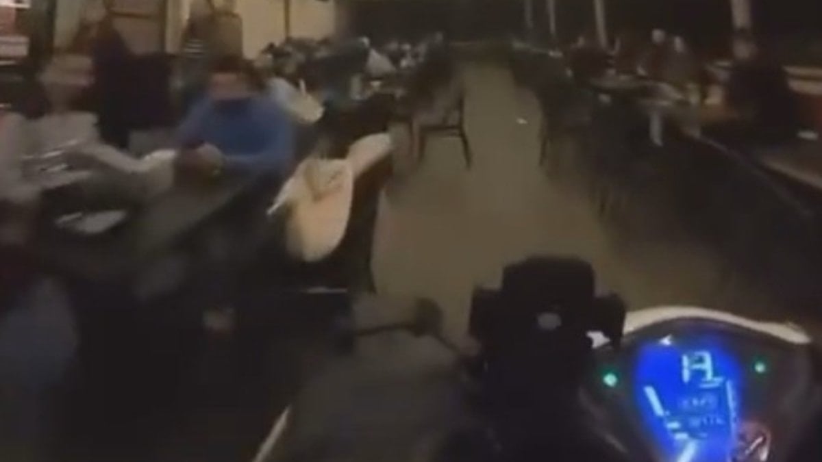 Kocaeli’de kafede motosikletiyle müşterilerin arasında dolaşan sürücüye para cezası