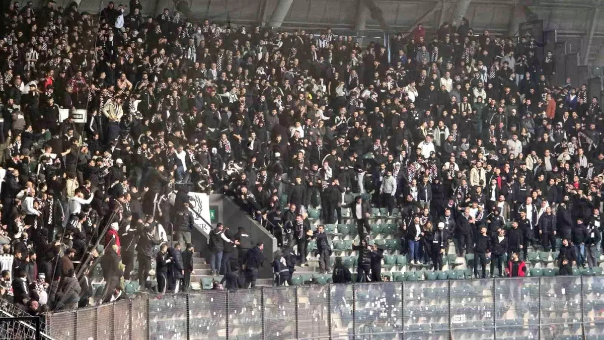 Kocaelispor-Beşiktaş Maçında Taraftar Olayları