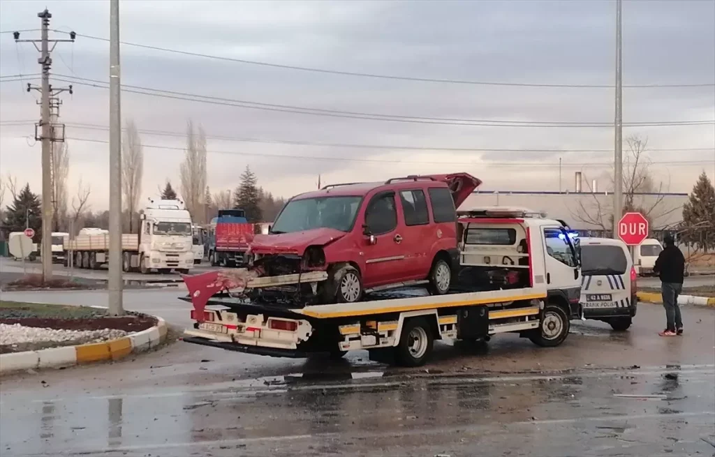 Konya’da Tır-Hafif Ticari Araç Çarpıştı: 1 Yaralı