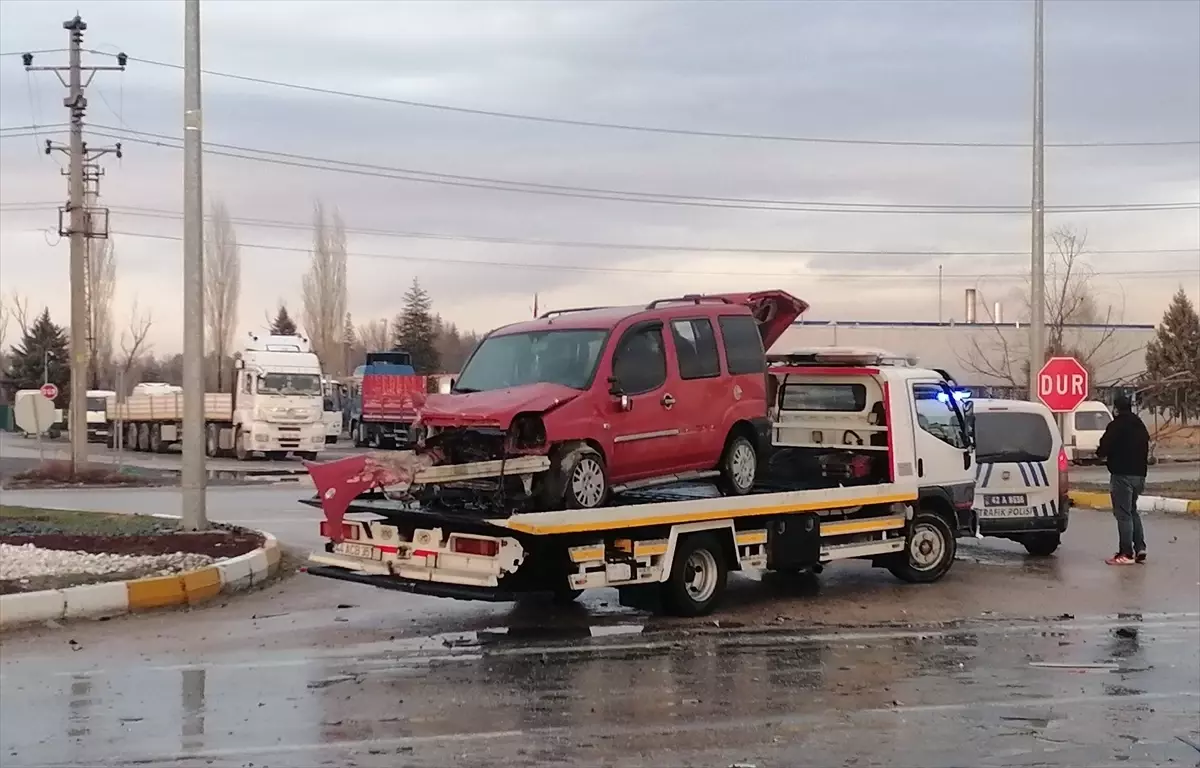Konya’da Tır-Hafif Ticari Araç Çarpıştı: 1 Yaralı