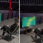 Köprü ve boğaz manzarasına karşı konsol oynadı