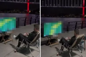 Köprü ve boğaz manzarasına karşı konsol oynadı