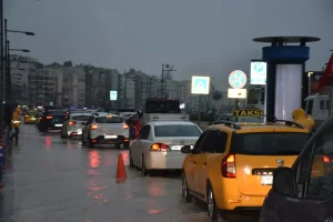 Kordon’da Sağanak Su Birikintisi Yaratıyor