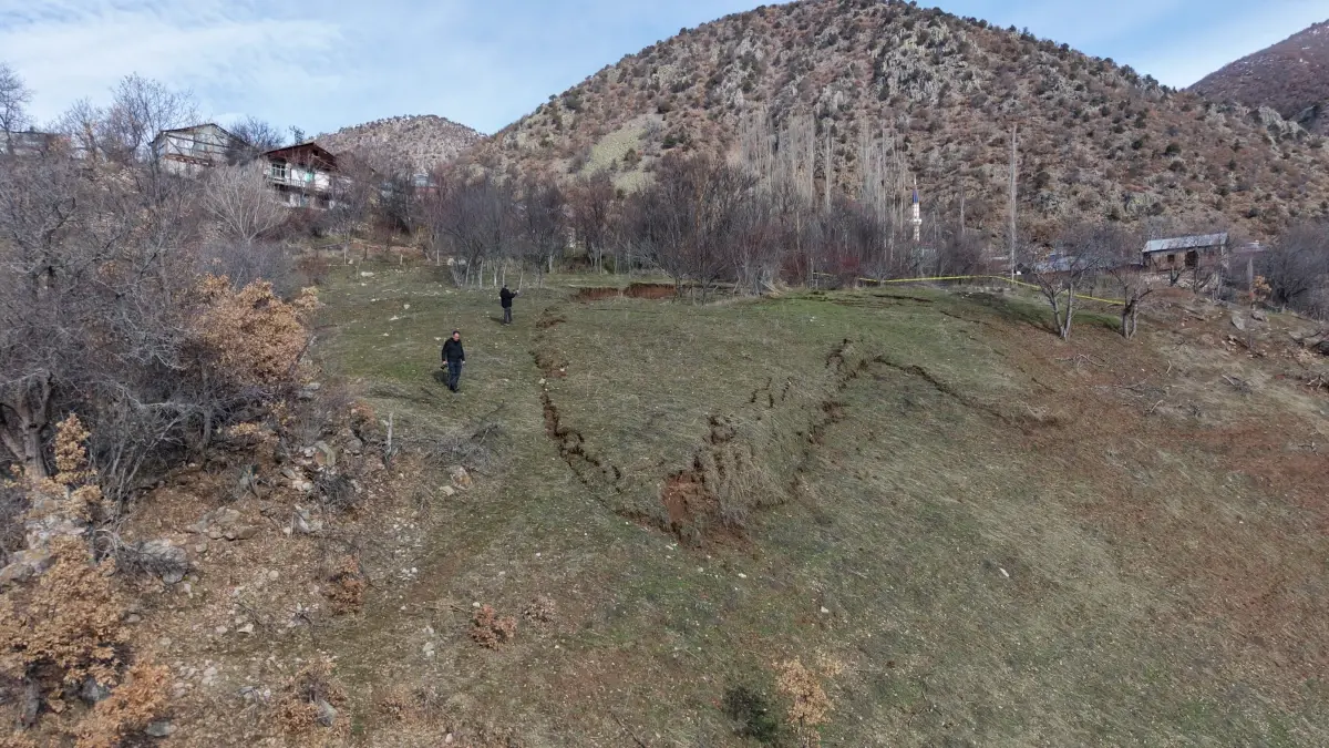 Koyulhisar’da Heyelan: AFAD Risk Analizi Yapıyor