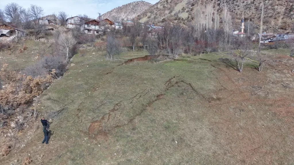Koyulhisar’da Heyelan: Ekipler Çalışmalara Başladı