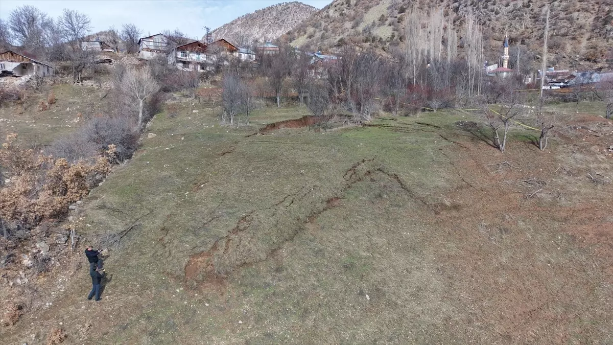 Koyulhisar’da Heyelan: Ekipler Çalışmalara Başladı