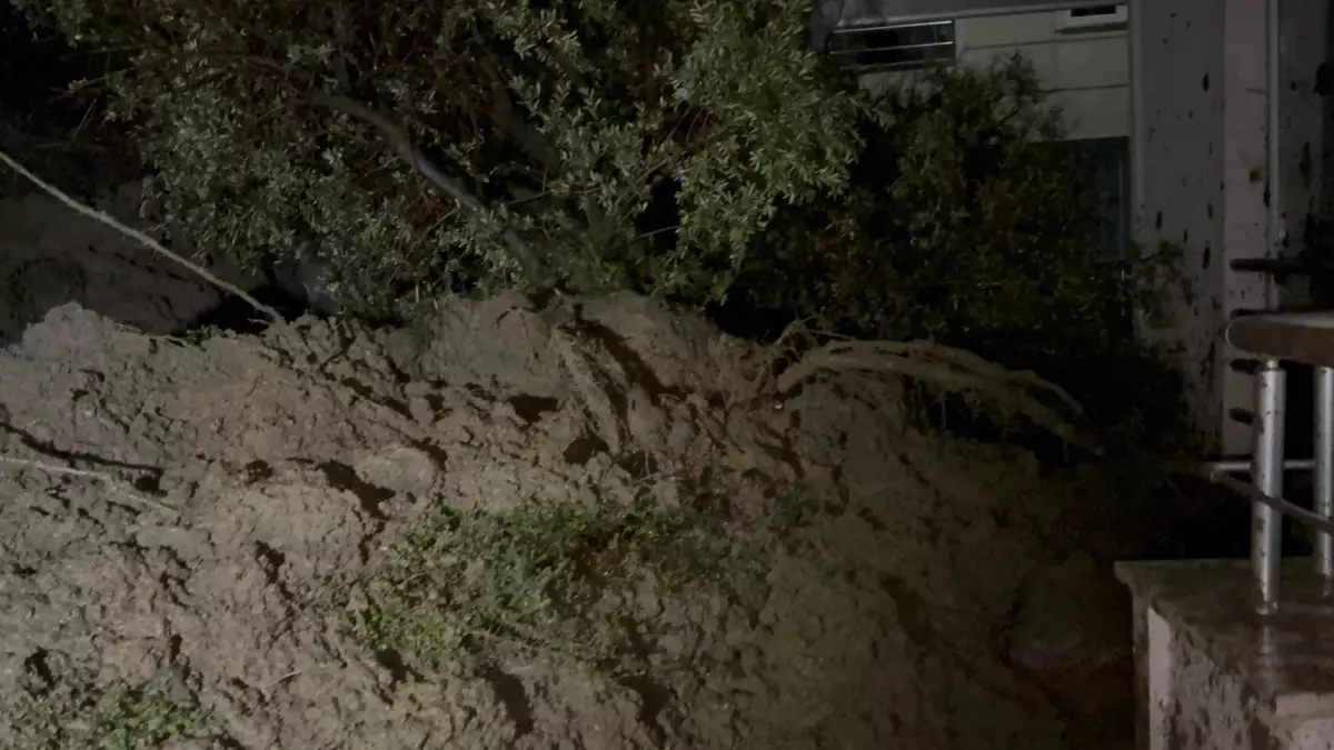 Manisa’da Heyelan: İstinat Duvarı Yıkıldı