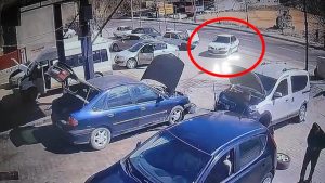 Mardin’de el freni çekilmeyen otomobil kaldırıma çıktı