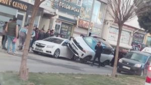 Mardin’de kadın öğretmene çarpan otomobil park halindeki araçlara çarparak durabildi