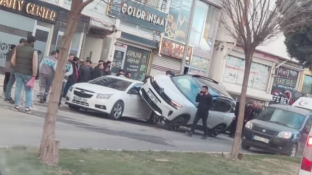 Mardin’de kadın öğretmene çarpan otomobil park halindeki araçlara çarparak durabildi