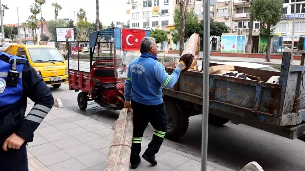Mersin’de Çöp Dolu Ev Temizlendi
