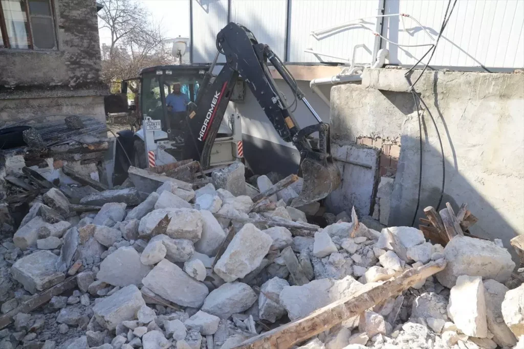 Mersin’de Metruk Ev Yıkıldı