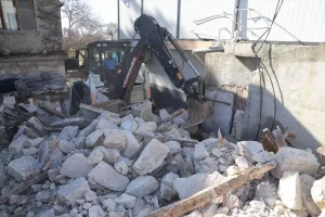 Mersin’de Metruk Ev Yıkıldı
