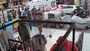 Mersin’de sokak ortasında çıkan bıçaklı kavga kameraya yansıdı