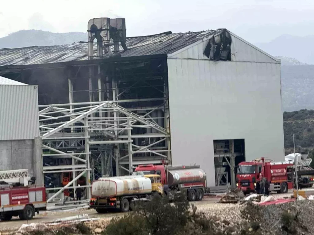 Milas’ta fabrika inşaatındaki yangın kontrol altına alındı
