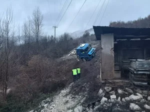 Mudurnu’da Tır Devrildi: Sürücü Yaralandı