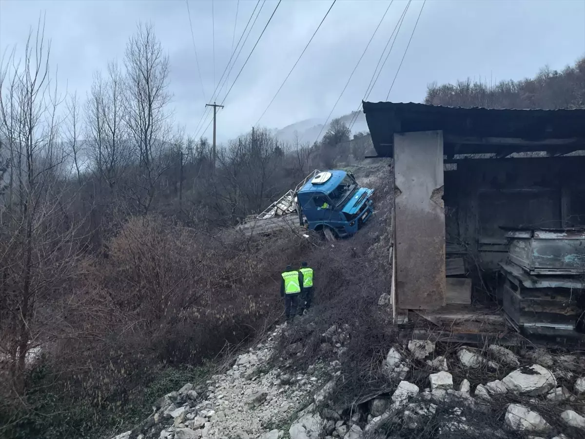 Mudurnu’da Tır Devrildi: Sürücü Yaralandı