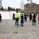 Muş’ta polisler, çocukların mutluluğu için okul okul geziyor