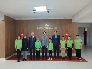 Öğrencilerden Kaymakama Bayrak Ziyareti