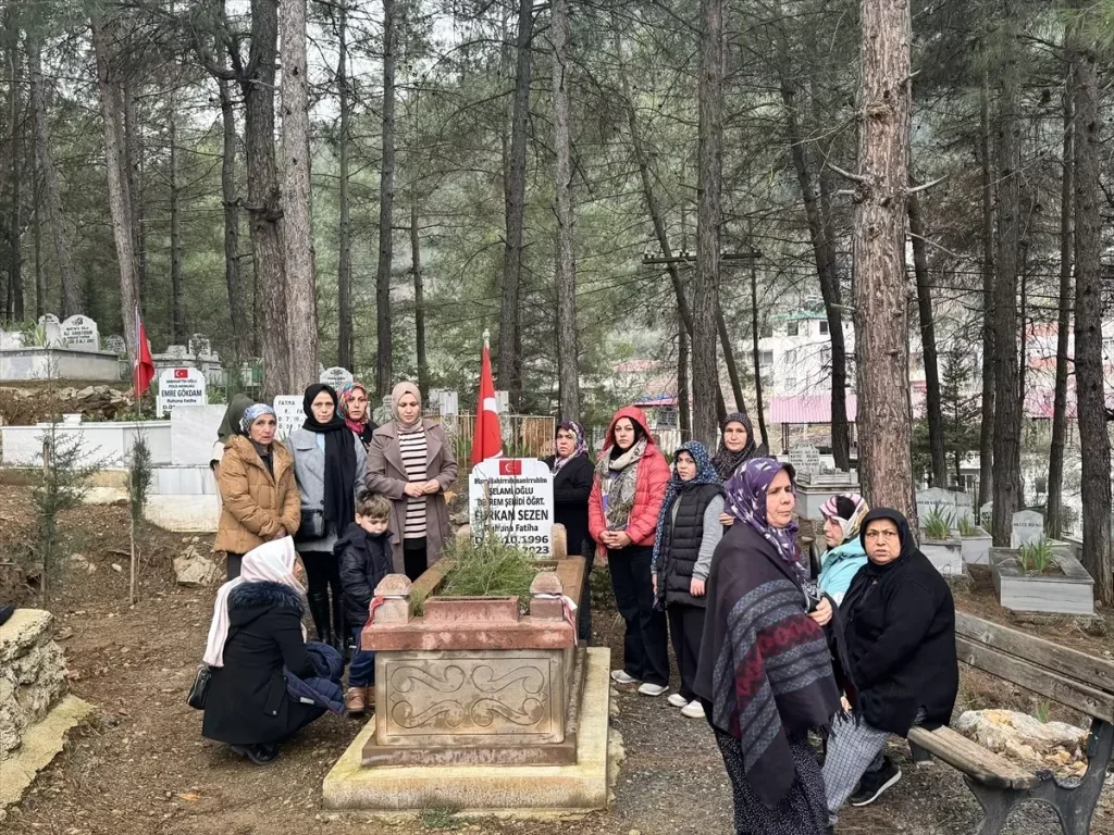 Öğretmen Furkan Sezen Mezarı Başında Anıldı