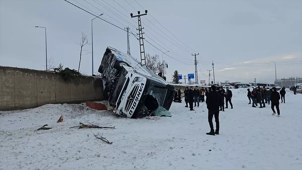 Patnos’ta Otobüs Devrildi: 16 Yaralı