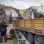 Rize’de arıza yapan tıra başka bir tır çarptı