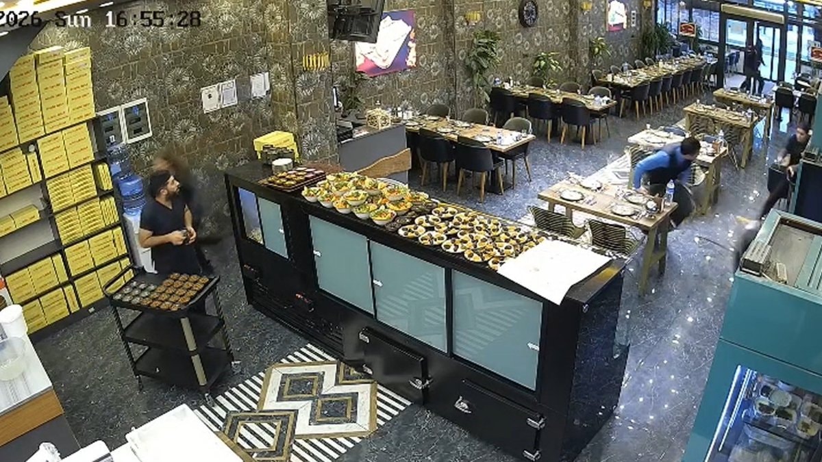 Sakarya’da bir kebapçının tavanı çöktü: Korku dolu anlar kamerada