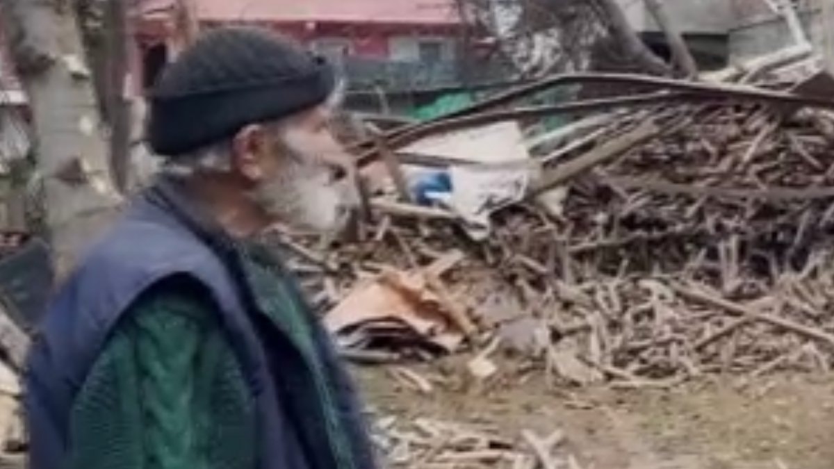 Sakarya’da çöp dolu evde yaşayan adam çatıdan düşerek can verdi