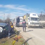 Sakarya’da tırla çarpışan otomobilin sürücüsü hayatını kaybetti