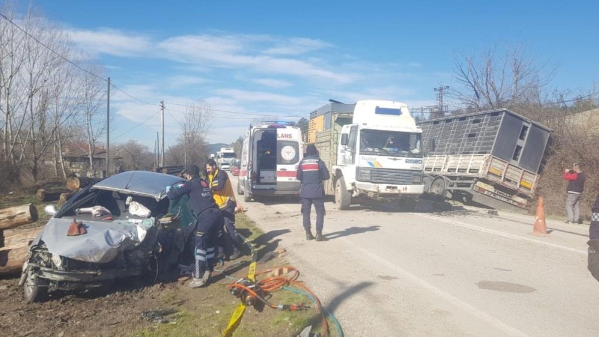 Sakarya’da tırla çarpışan otomobilin sürücüsü hayatını kaybetti