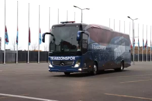 Samsun’da Trabzonspor takım otobüsüne taşlı saldırı: Sporcularımızın can güvenliği açık şekilde tehdit altında