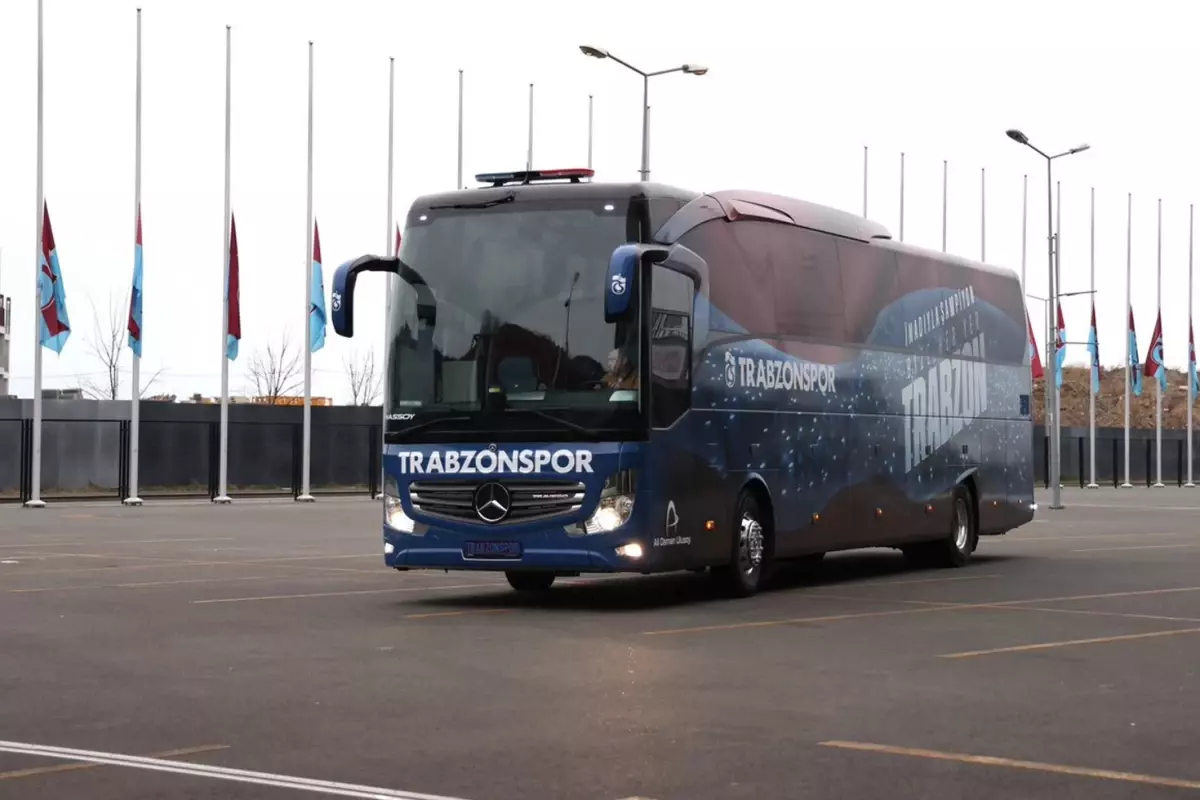 Samsun’da Trabzonspor takım otobüsüne taşlı saldırı: Sporcularımızın can güvenliği açık şekilde tehdit altında