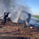 Şanlıurfa’da devrilen yakıt yüklü tır alevlere teslim oldu