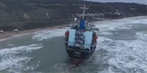 Sarıyer açıklarında karaya oturan kargo gemisi kurtarıldı