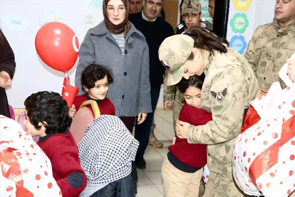 Sason’da Öğrencilere Kışlık Giysi Yardımı