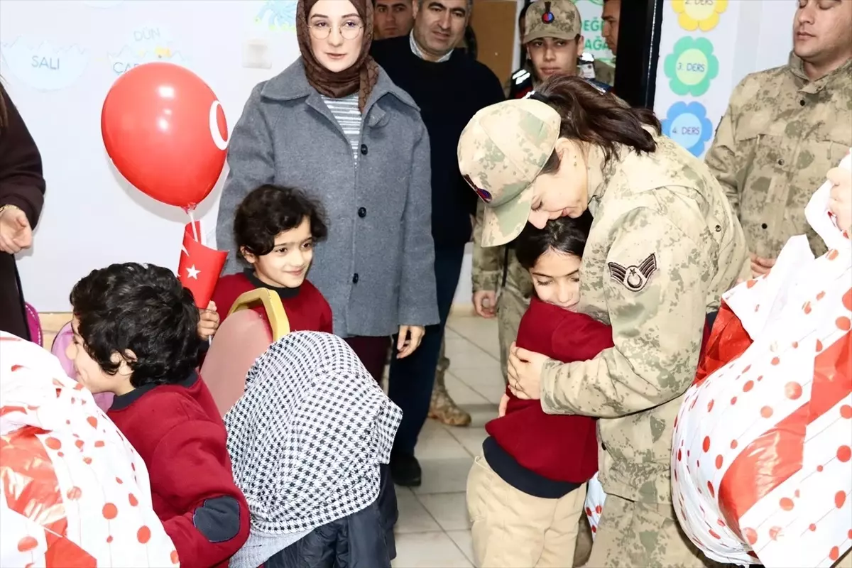 Sason’da Öğrencilere Kışlık Giysi Yardımı