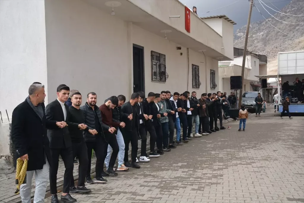 Silopi’de Asker Adaylarına Halaylı Uğurlama