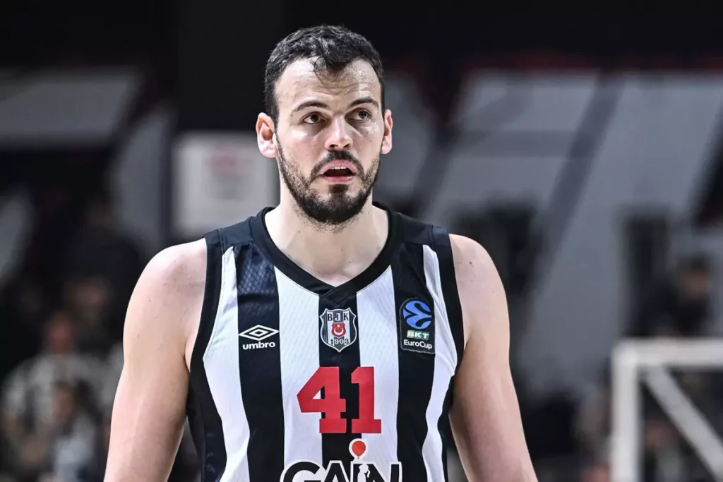 Smaç bastı, hırsıyla potayı kırdı! Kafasına tam 6 dikiş atılmasına rağmen maça çıkıp yıldızlaştı