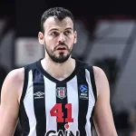 Smaç bastı, hırsıyla potayı kırdı! Kafasına tam 6 dikiş atılmasına rağmen maça çıkıp yıldızlaştı