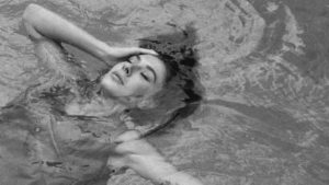 Sözünde durmadı! Şeyma Subaşı bikinili pozlarını paylaşıp dua etti