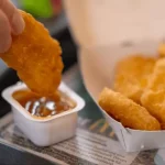 Tek kullanımlık sos paketleri tarih oluyor! Fast-food restoranlarını sarsacak karar