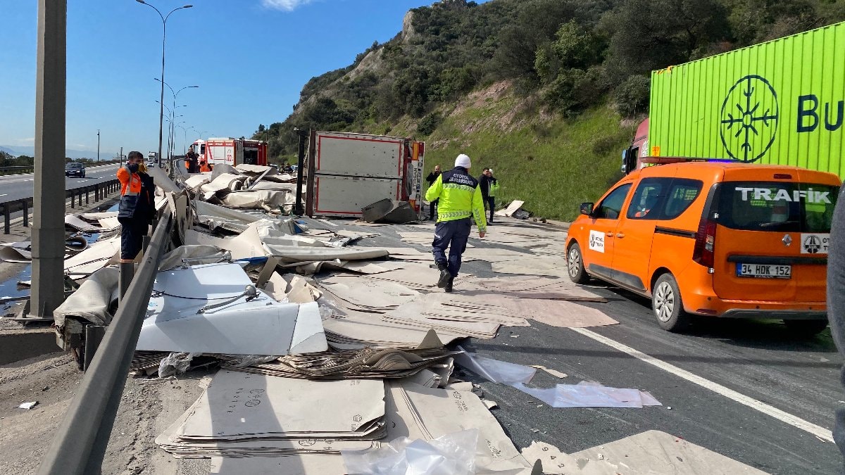 TEM’de çifte tır kazası: İstanbul yönü kilitlendi