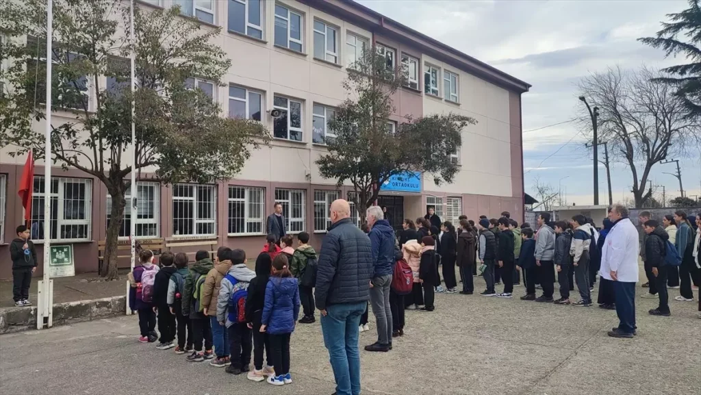 Trabzon’da Deprem Şehitleri İçin Saygı Duruşu