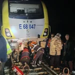 Tren Lokomotifi Kaya Nedeniyle Raydan Çıktı