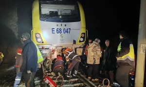 Tren Lokomotifi Kaya Nedeniyle Raydan Çıktı