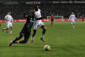 Tribünden Düşen Taraftar Ağır Yaralandı