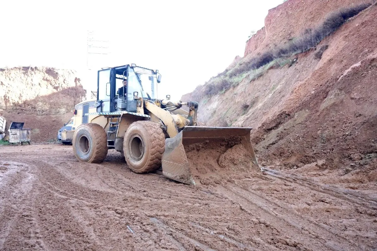 Turgutlu’da Şiddetli Yağış Toprak Kaymasına Neden Oldu