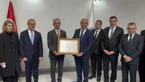 Ulaştırma ve Altyapı Bakanı Uraloğlu, Deprem Şehitliğinde Dua Etti ve Projeleri Tanıttı