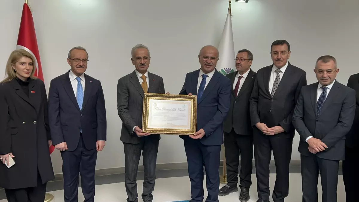 Ulaştırma ve Altyapı Bakanı Uraloğlu, Deprem Şehitliğinde Dua Etti ve Projeleri Tanıttı